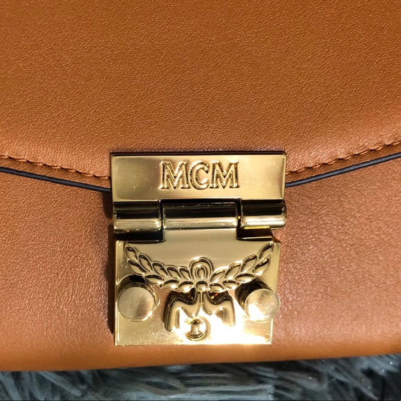 🎉HP🆕MCM Patricia Crossbody Wallet - Picture 2 of 8